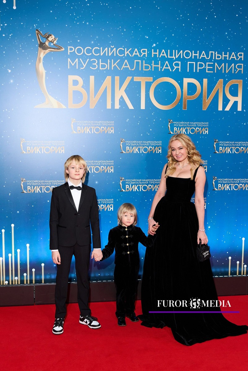 Яна Рудковская с сыновьями