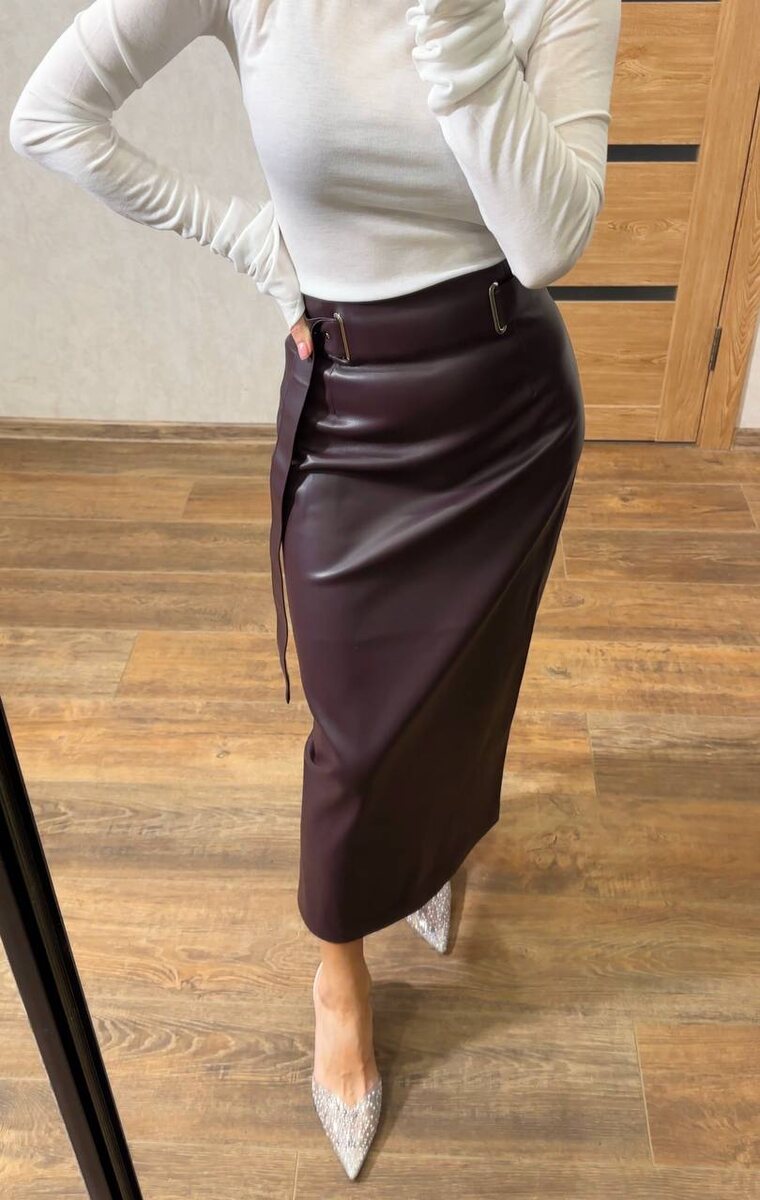 На мои 156 см роста длина выше щиколотки. На мне минимальный размер