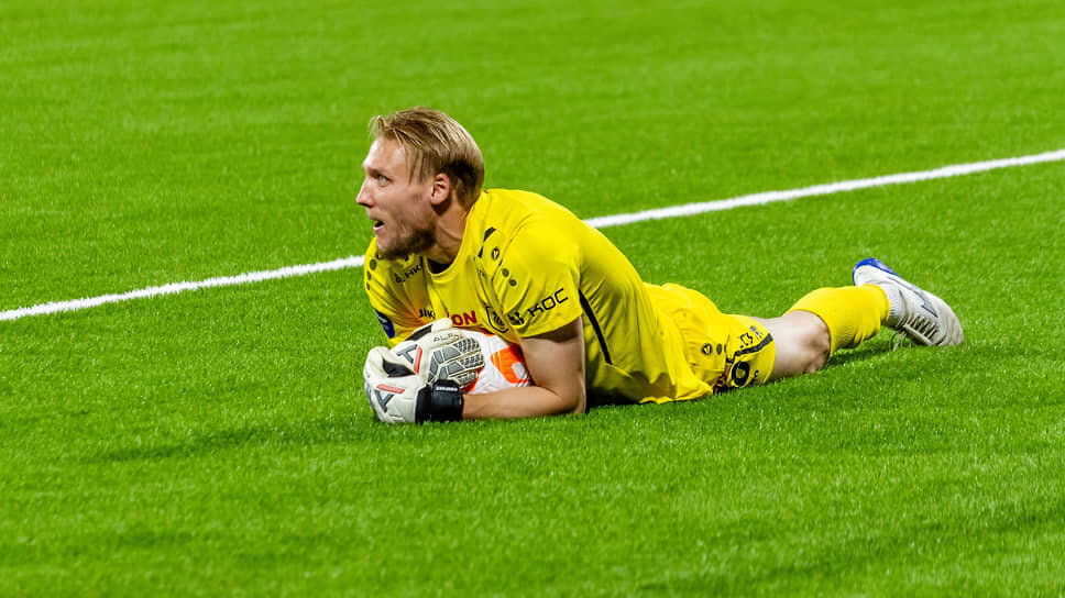 По новым правилам, если вратарь не введет мяч через восемь секунд, его команду накажут угловым.📷Фото: Константин Франовский / Коммерсантъ