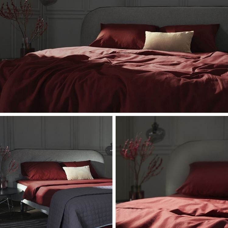 На фото: Комплект постельного белья изо льна и хлопка цвета копченой паприки из коллекции Essential