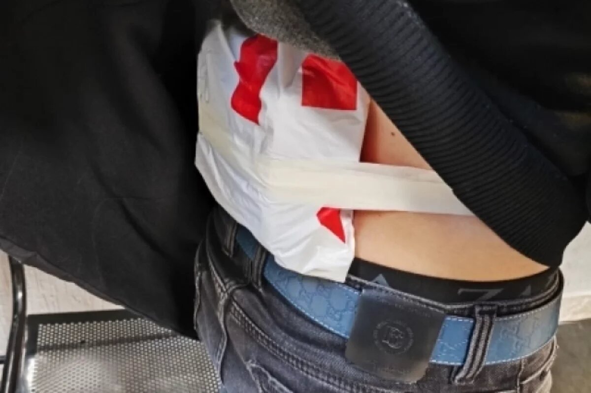    В Петербурге задержан нетрезвый наркокурьер с приклеенным к спине гашишем