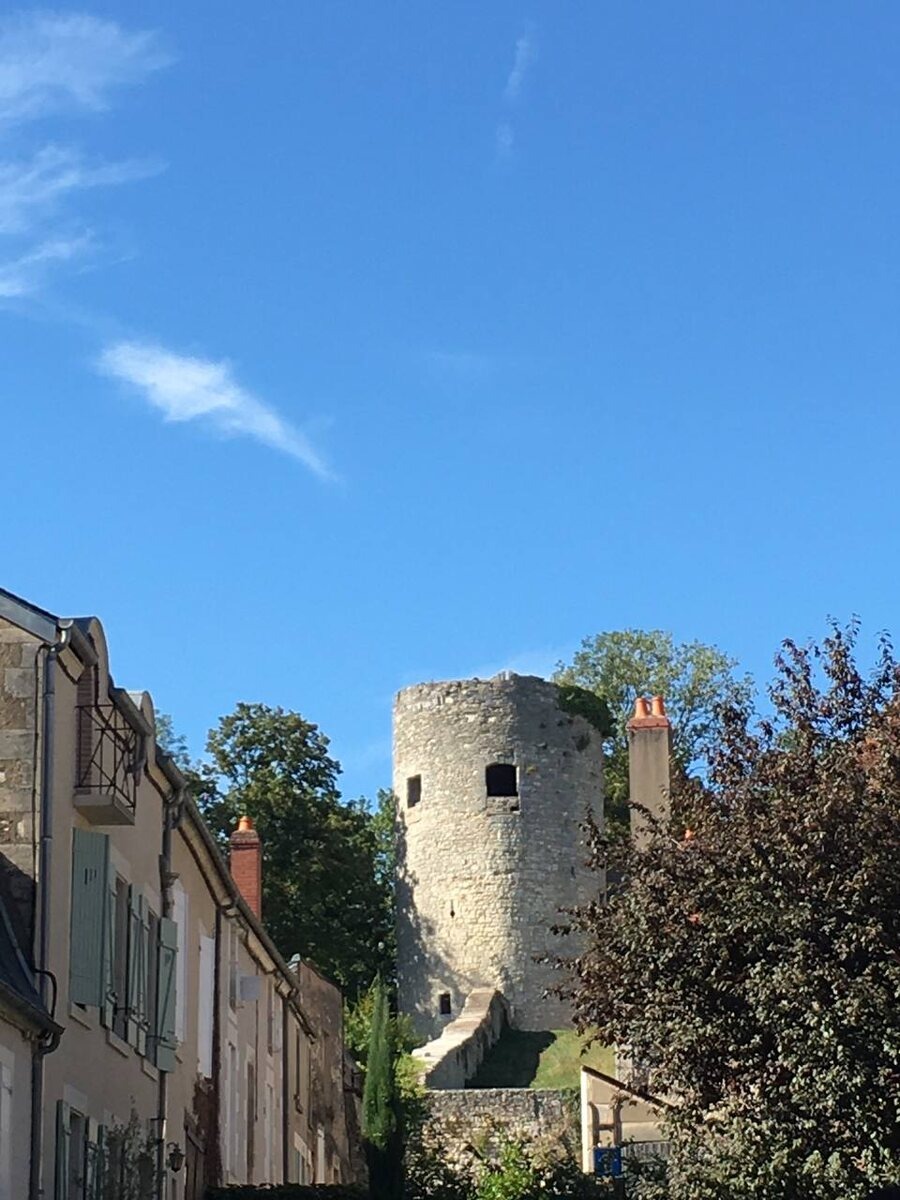 Кризис авторитета Клюни, вспыхнувший в начале 13 века, приносит финансовые затруднения и Шарите. Стратегически важное место на берегу Луары сослужило плохую службу городу впоследствии. В смутные времена монастырь пострадал от многочисленных пожаров. Столетняя война и религиозные войны также повредили здания. В 1429 году Жанне д'Арк пришлось отказаться от занятия этого укреплённого места. Из мощных стен того времени сегодня сохранилась только северная часть, поддерживаемая «башней Жанны д'Арк».