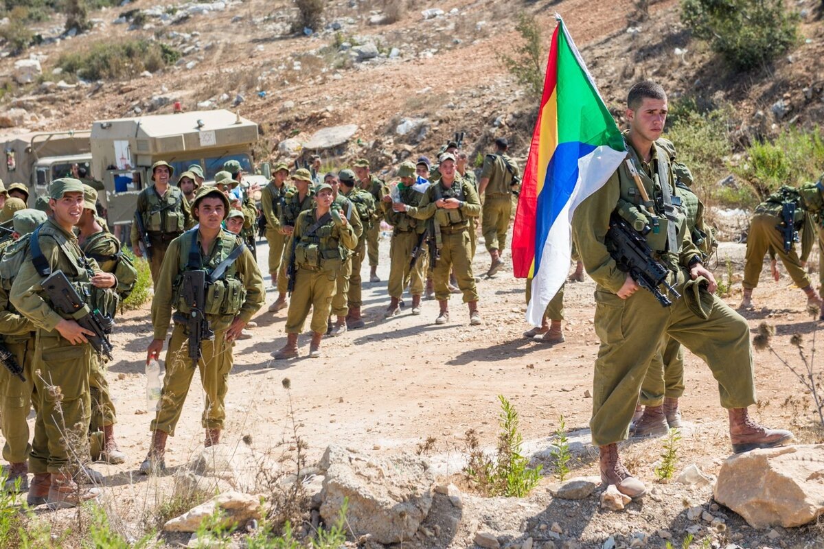 Мусульмане на защите своих  и Израиля земель от джихадистов. И флаг друзов. Нам предстоит многое осмыслить. Но не здесь. Я сейчас пишу о другом. 