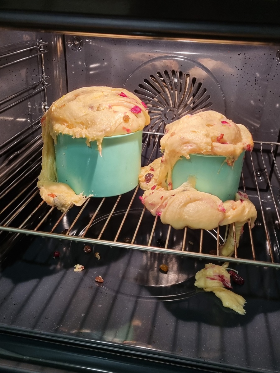 Вот он: первый кулич комом! Сейчас смешно вспоминать свой первый раз