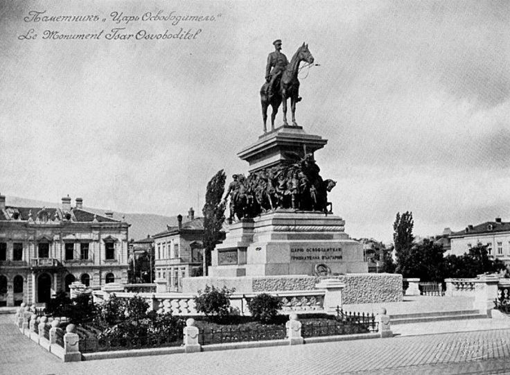 Памятник "Царь Освободитель" в болгарской столице Софии, напротив Народного Собрания страны.