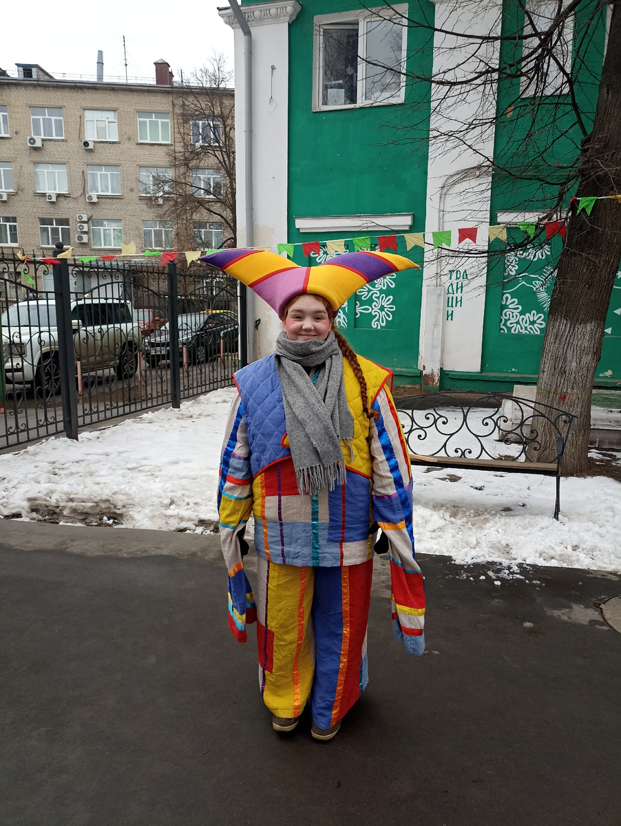 Обаятельная девушка-скоморох 