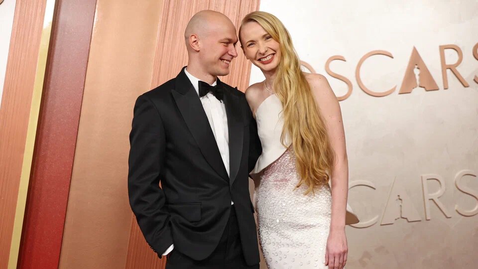 Юра Борисов с женой Анной на 97-й церемонии вручения премии «Оскар» в Голливуде. Фото: Getty Images