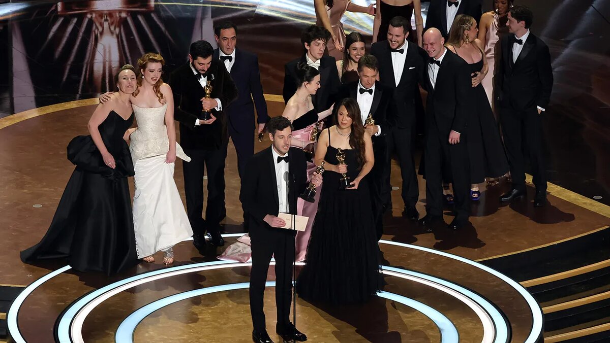 Команда «Аноры» принимает «Оскар» за лучший фильм. Фото: Getty Images