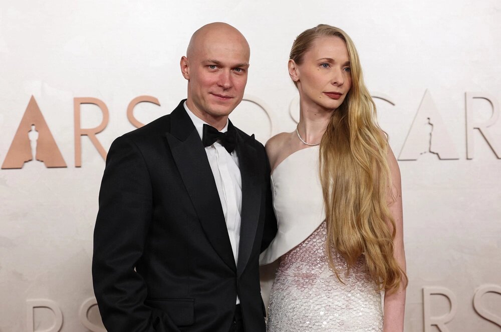 Юра Борисов с женой Анной на 97-й церемонии вручения премии «Оскар» в Голливуде. Фото: Getty Images