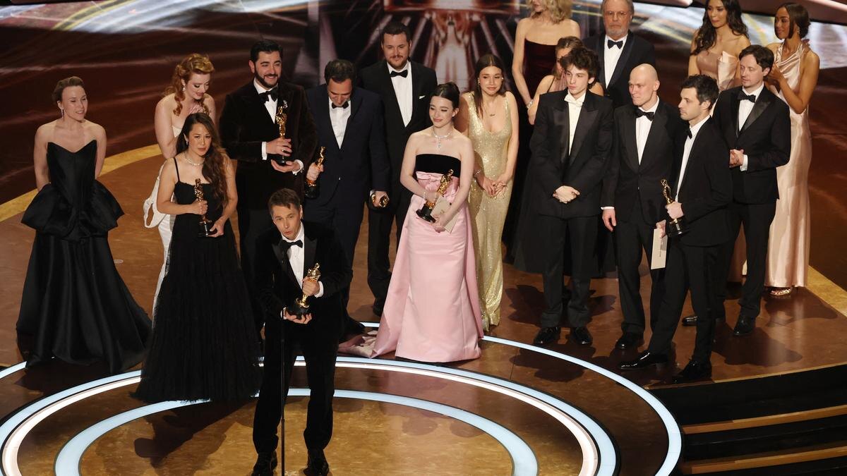 Команда «Аноры» принимает «Оскар» за лучший фильм. Фото: Getty Images