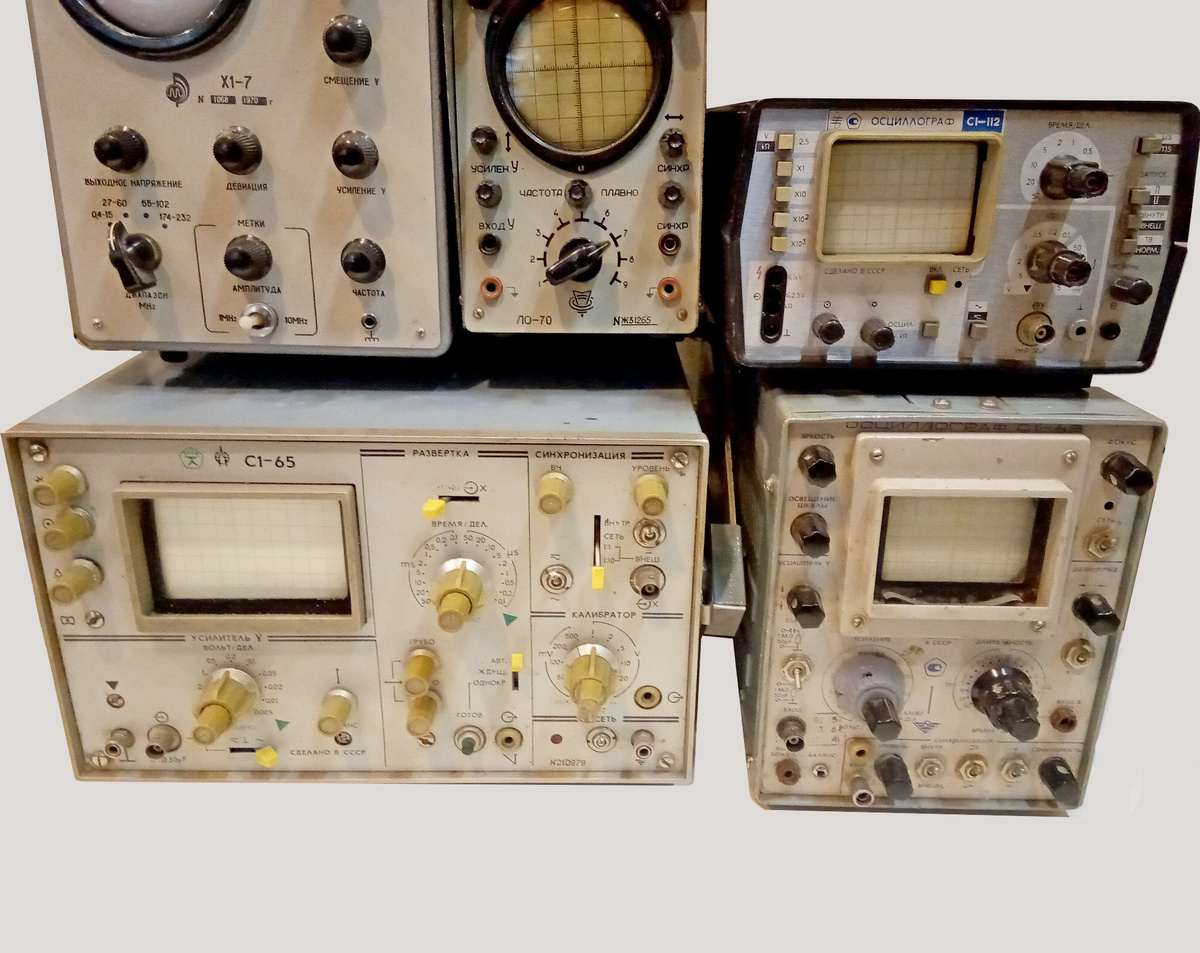 Такая фотография размещена на Авито. Говорим о приборе нижнем слева.