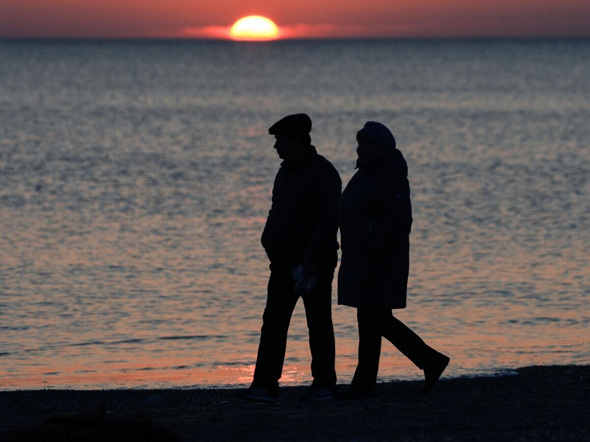    Пара идет по берегу моря © РИА Новости / Константин Михальчевский