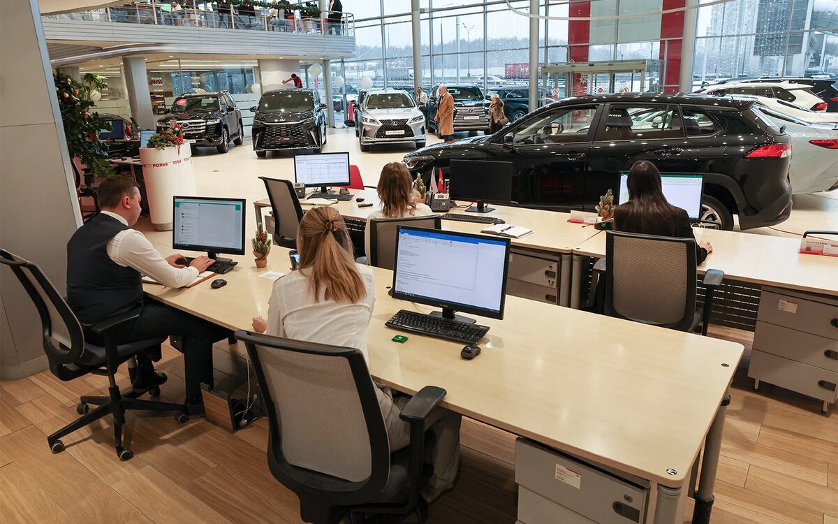 Складских запасов автомобилей у дилеров может хватить до мая (Фото: Belkin Alexey / news.ru / Global Look Press)