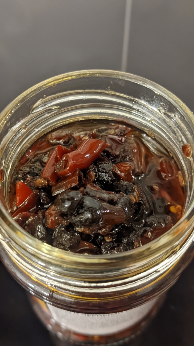 Острый соус на основе растительного масла, с перцем чили и соевыми бобами