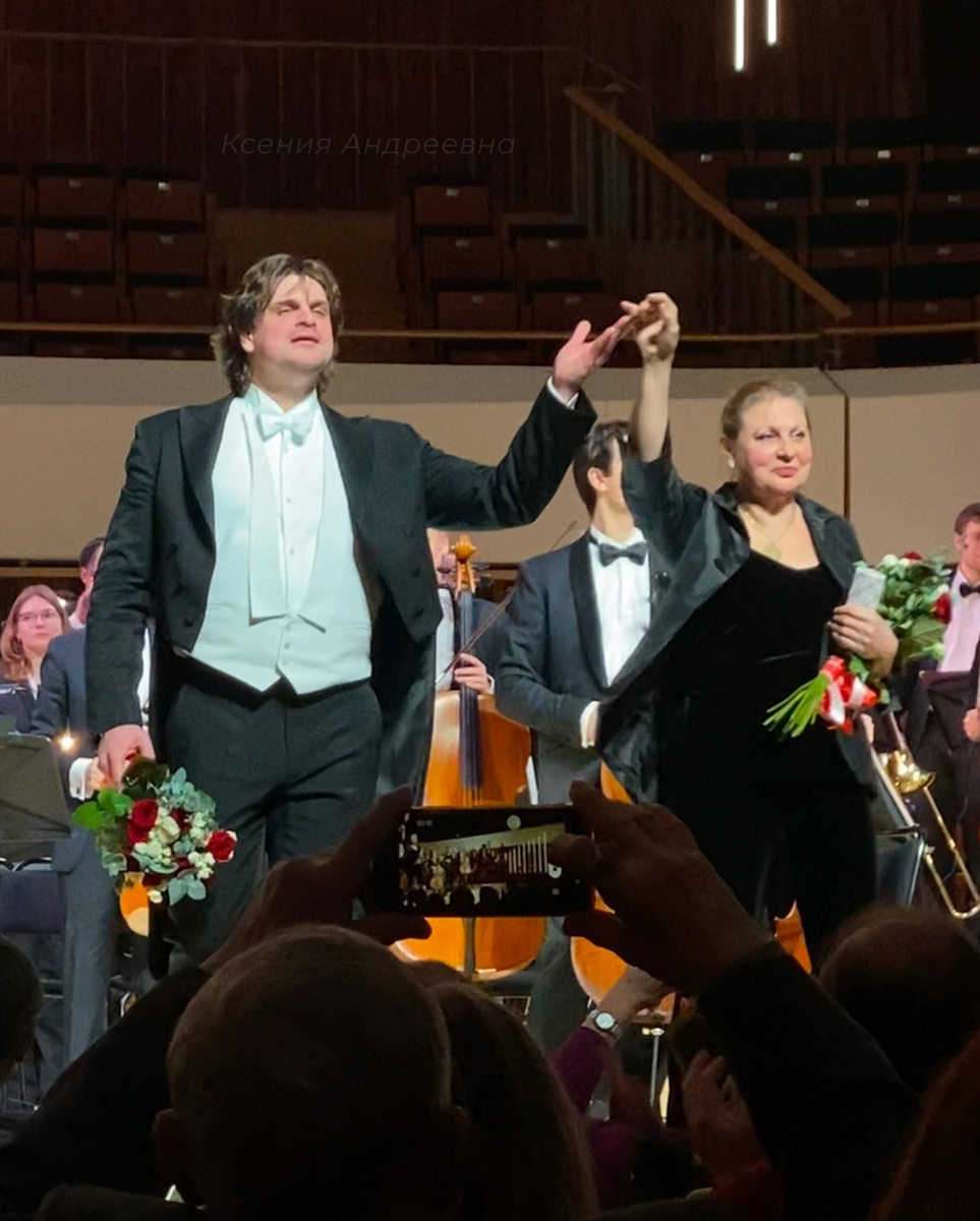 Дирижер Константин Чудовский и солистка (игра на органе) Лада Лабзина
