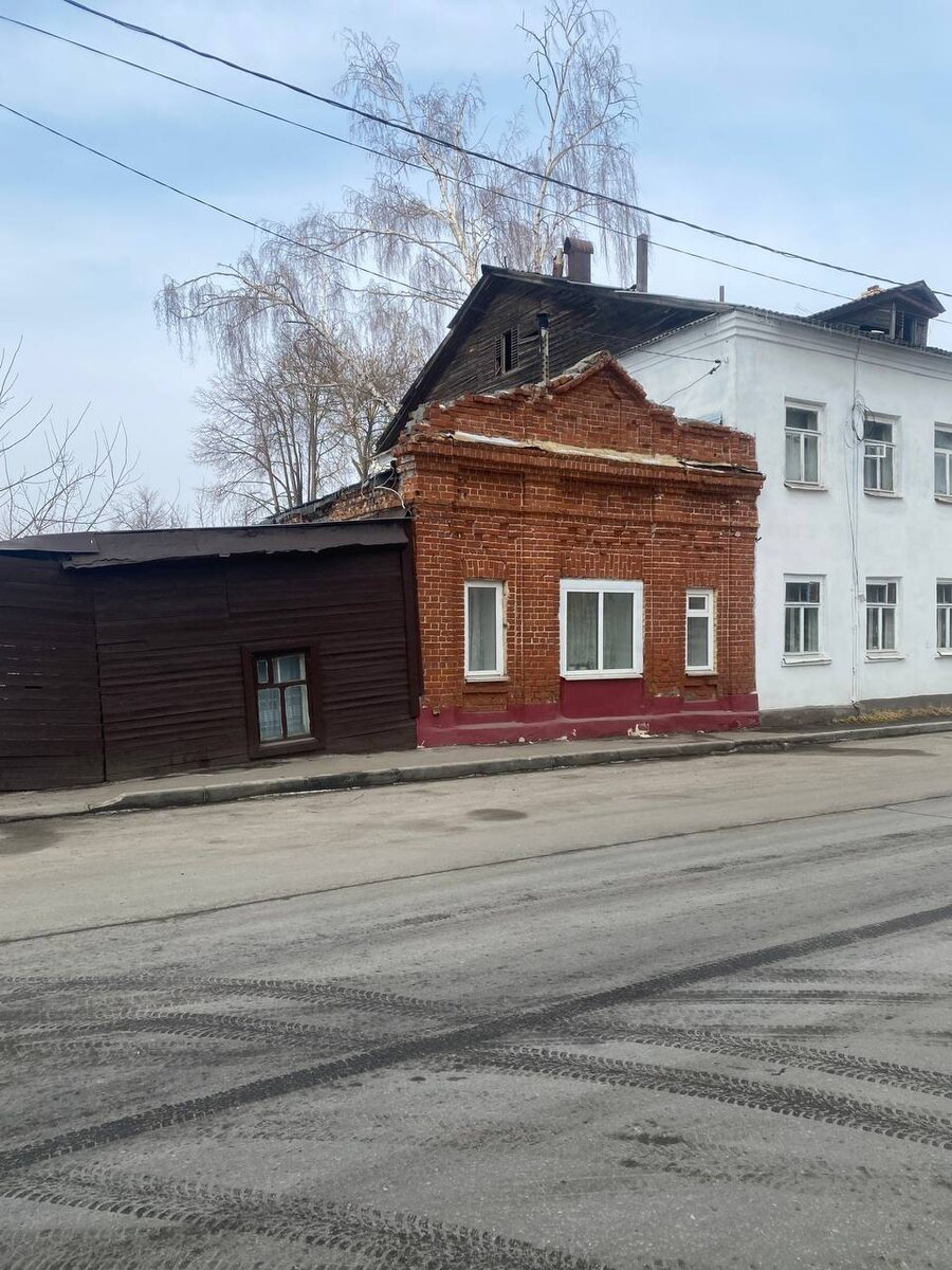 Улица Обозная проходит от улицы  Малая Покровская к улице Маслякова (бывшей Прядильной)