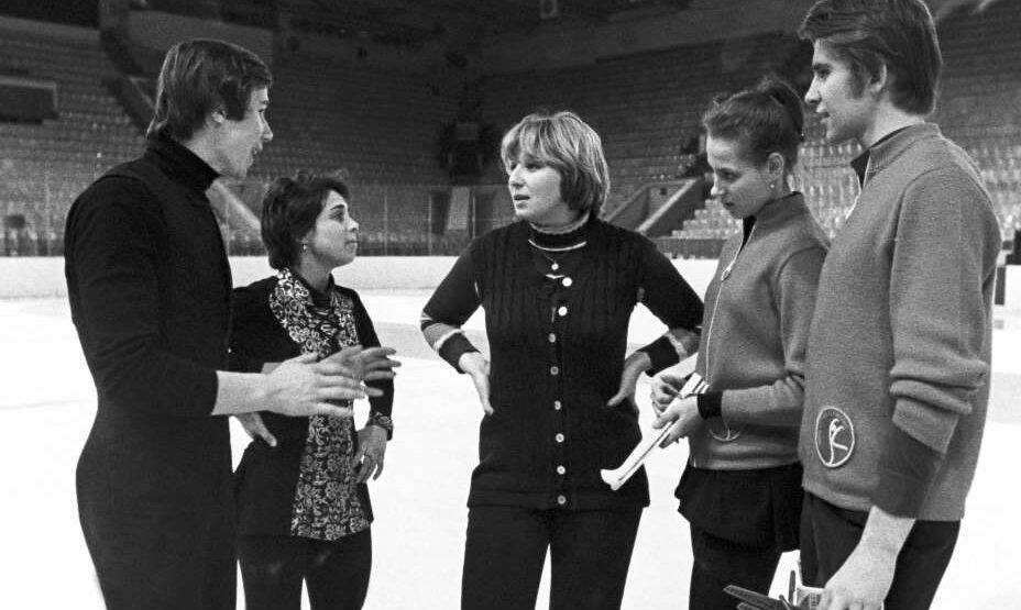 Когда-то Ирина Роднина тренировалась под руководством Татьяны Тарасовой (в центре), но потом их пути разошлись. Фото: ТАСС