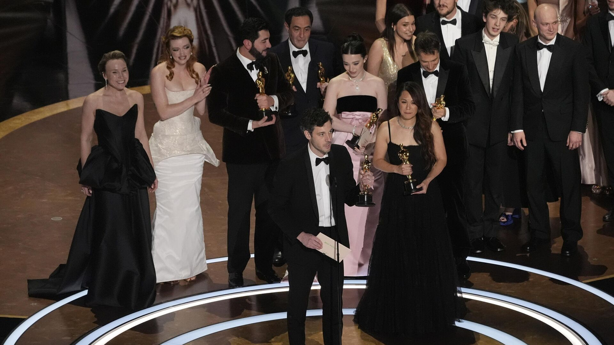 Кадр с церемонии, когда награждали фильм "Анора"/РИА Новости