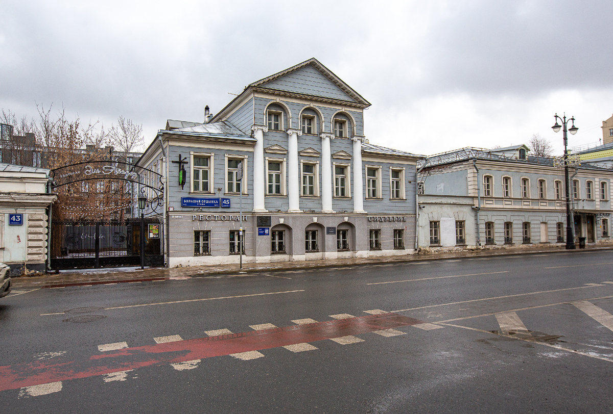 Главный дом городской усадьбы А.П. Арсеньевой - М.С. Сороковой, постройка начала 19 века. Москва, улица Большая Ордынка, 45/8с3. Фото автора статьи 