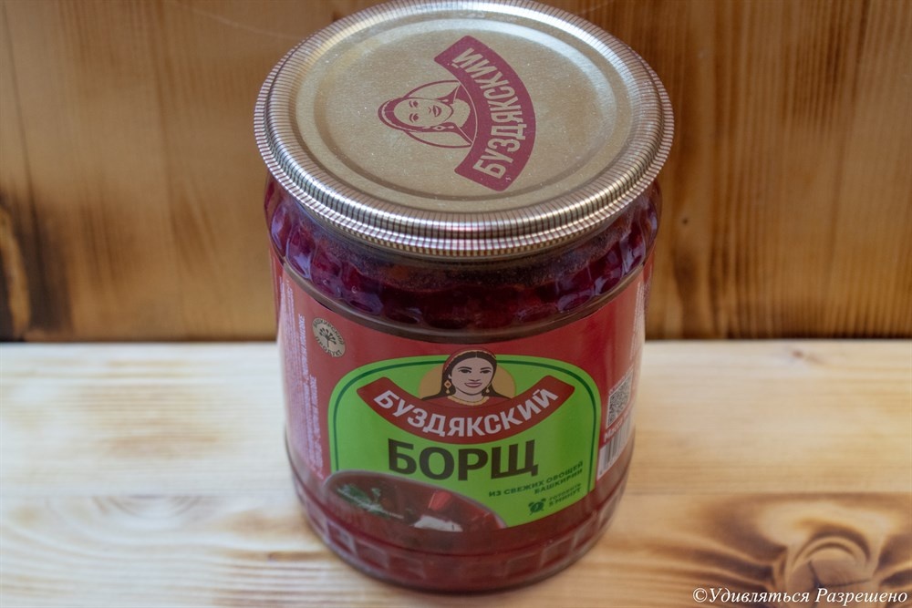 Банка на столе