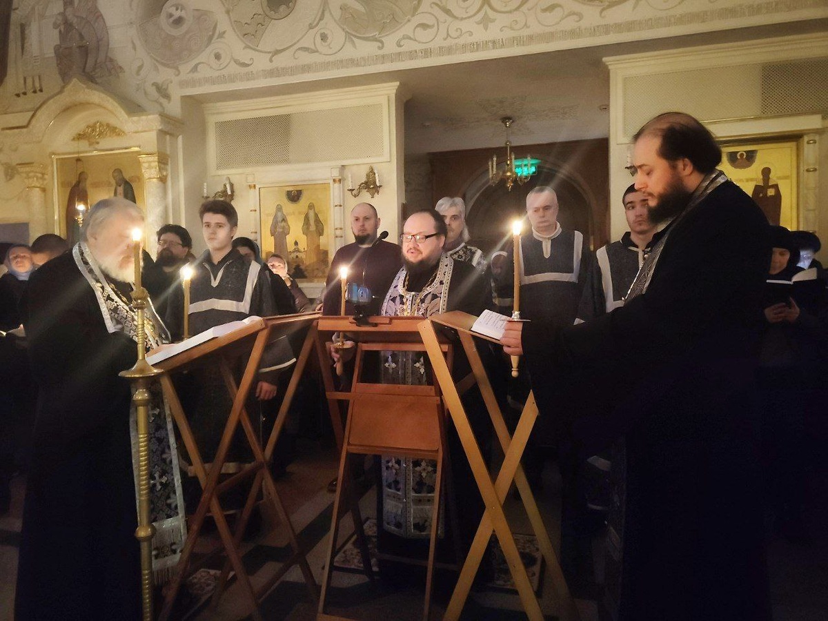 Слева направо: отец Александр КОПЯТКЕВИЧ, настоятель отец Александр НАРУШЕВ , отец Анатолий ПРАВДОЛЮБОВ. За ними старший алтарник Сергий Петровнин и алтарники, миряне, понедельник - читаем Великий Покаянный Канон прп. Андрея Критского