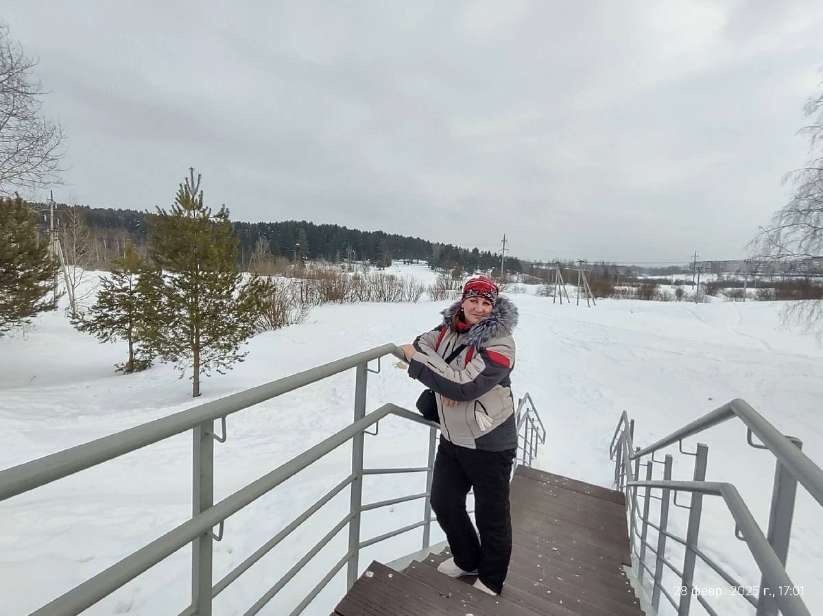  К тропе здоровья можно спустится  по лестничному  проходу  с перилами.