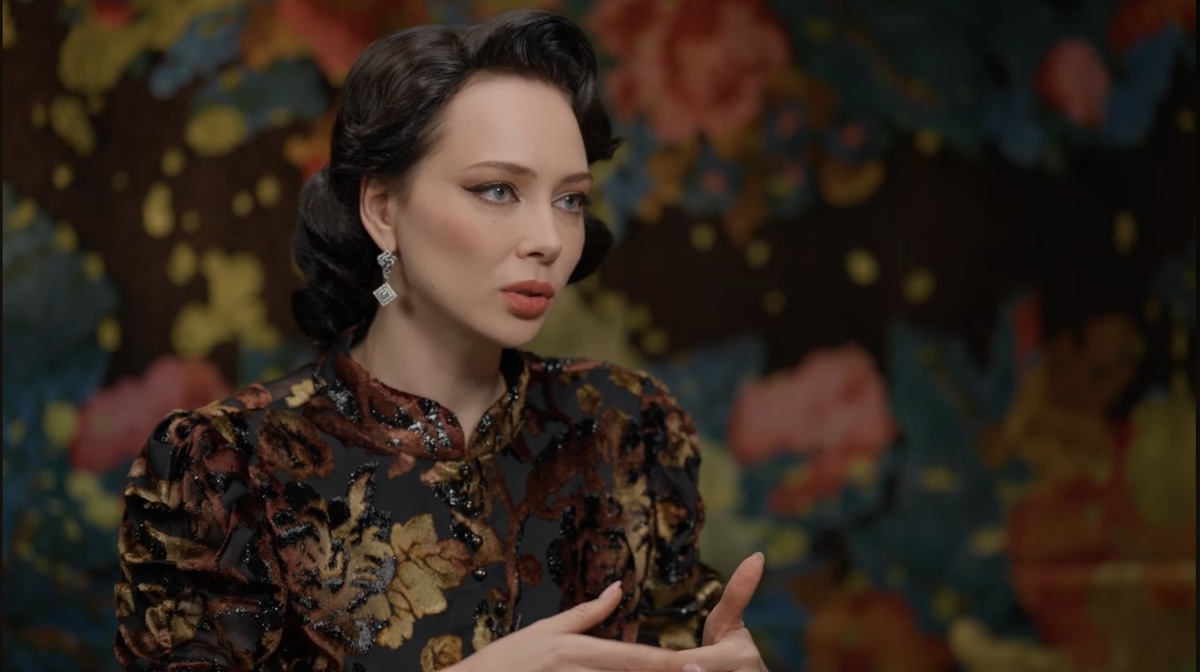 Роскошный образ. В нём гармонично всё: стрелки, причёска, платье. Безумно красивая женщина. Кадр из интервью Настасьи Самбурской на канале Ксении Собчак "Осторожно: Собчак".