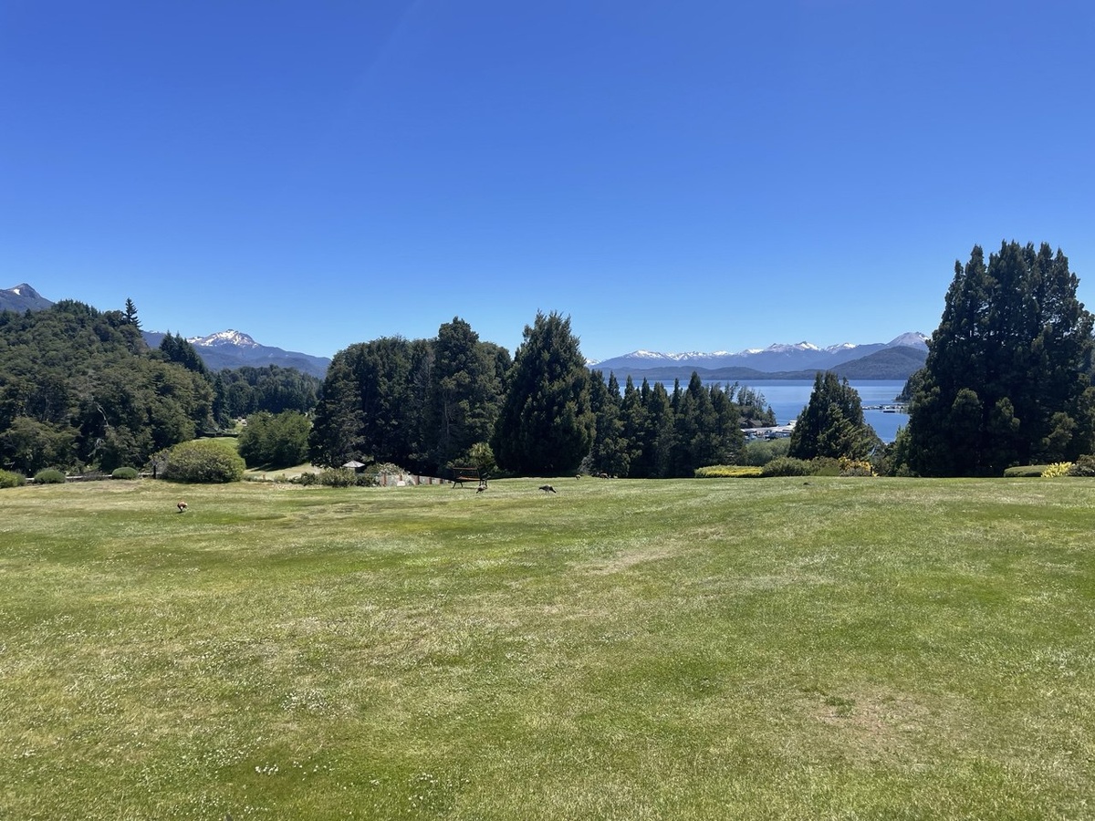 Сан-Карлос-де-Барилоче (исп. San Carlos de Bariloche) — город в провинции Рио-Негро