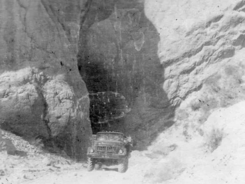 Один из автомобилей подвоза советских пограничников пробирается опасной дорогой афганского ущелья...