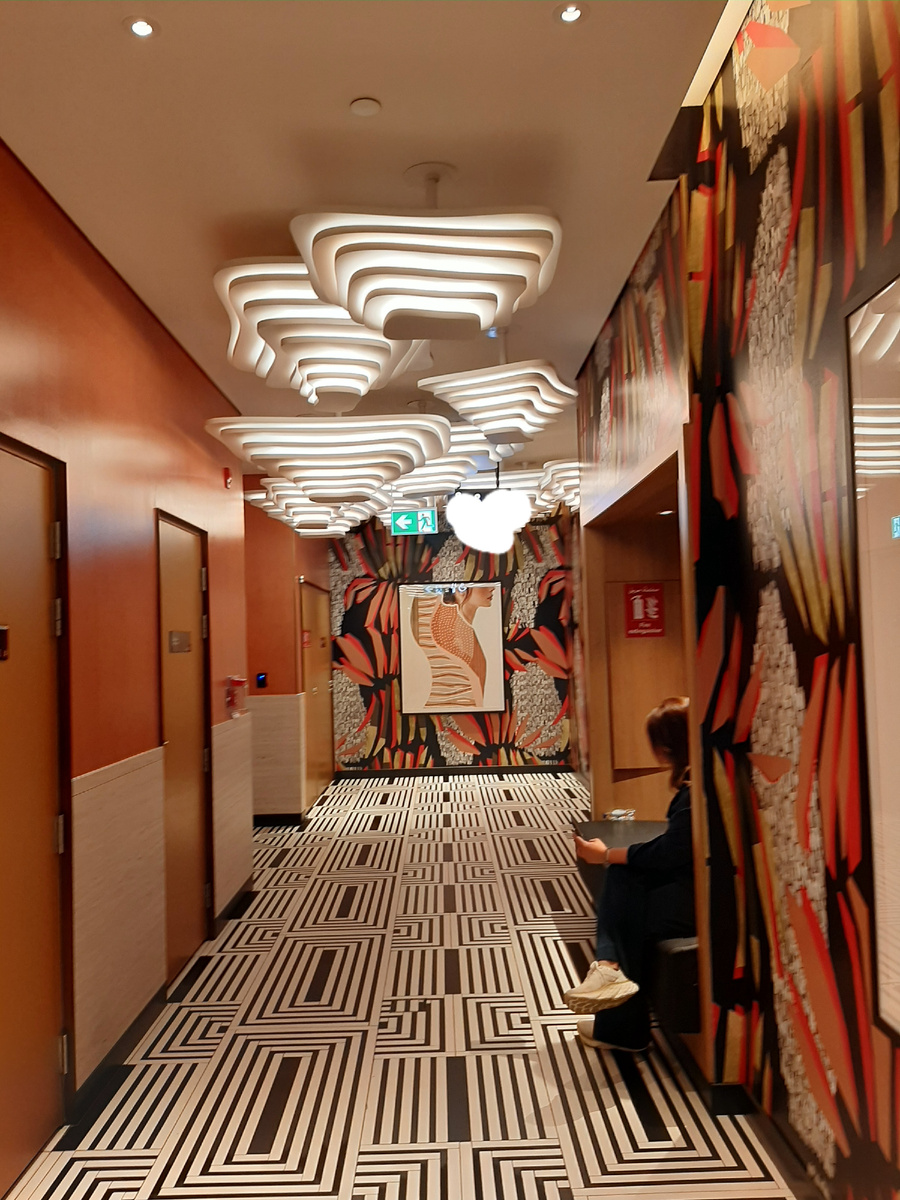 Коридор, ведущий в помещении, назначение которого, я прошу вас разгадать.