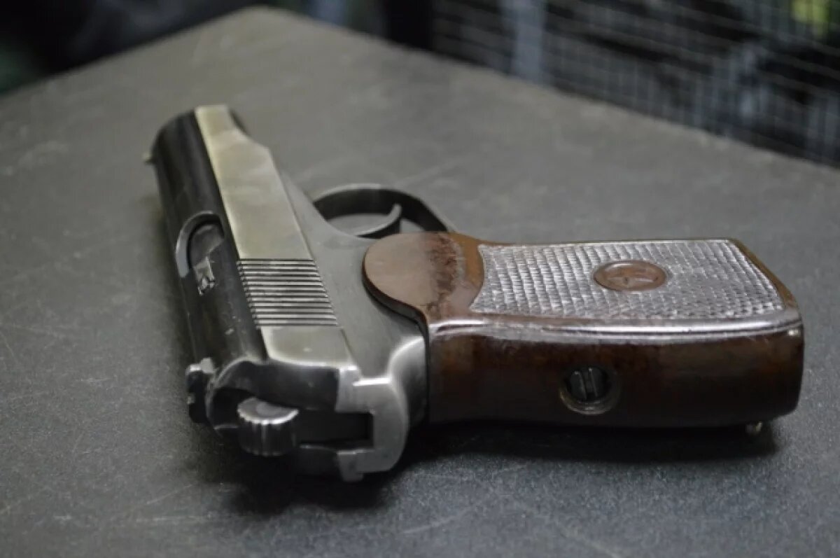    В Ульяновске гость ресторана кинул в менеджера нож и пригрозил пистолетом