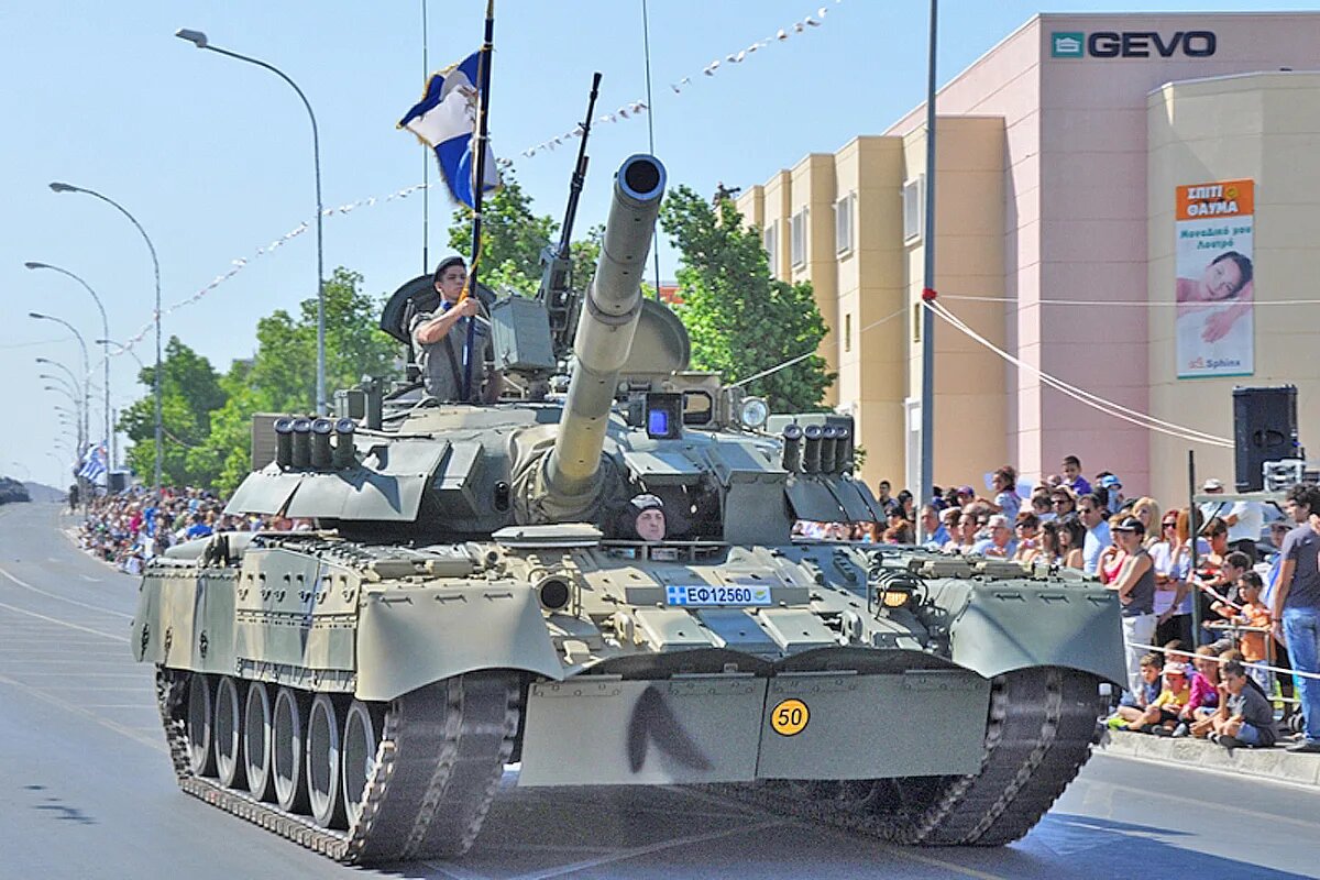 Выпущенные на омском танковом заводе Т-80У на вооружении армии Кипра (греческая часть острова), фото 2000-х годов.