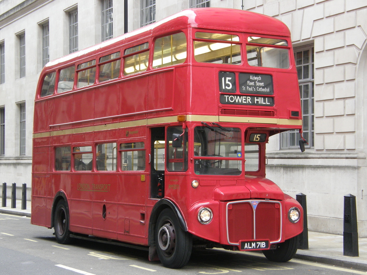 Старый добрый двухпалубник непременно красного цвета – еще одна визитная карточка Лондона. Фото автора