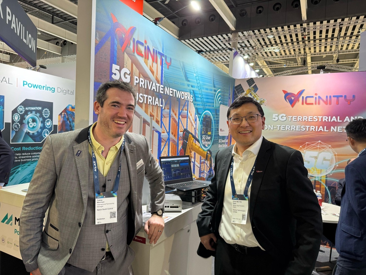 Менеджер по международным партнерствам компании Space South Central Тобиас Марчант и Виктора Ман-Вай Кван, старший вице-президент Vicinity Systems в Space South Central на Всемирном мобильном конгрессе этого года (MWC2025).    
 Фото: Space South Central  📷
