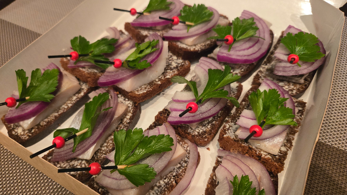 Бутерброд с селедочкой и лучком