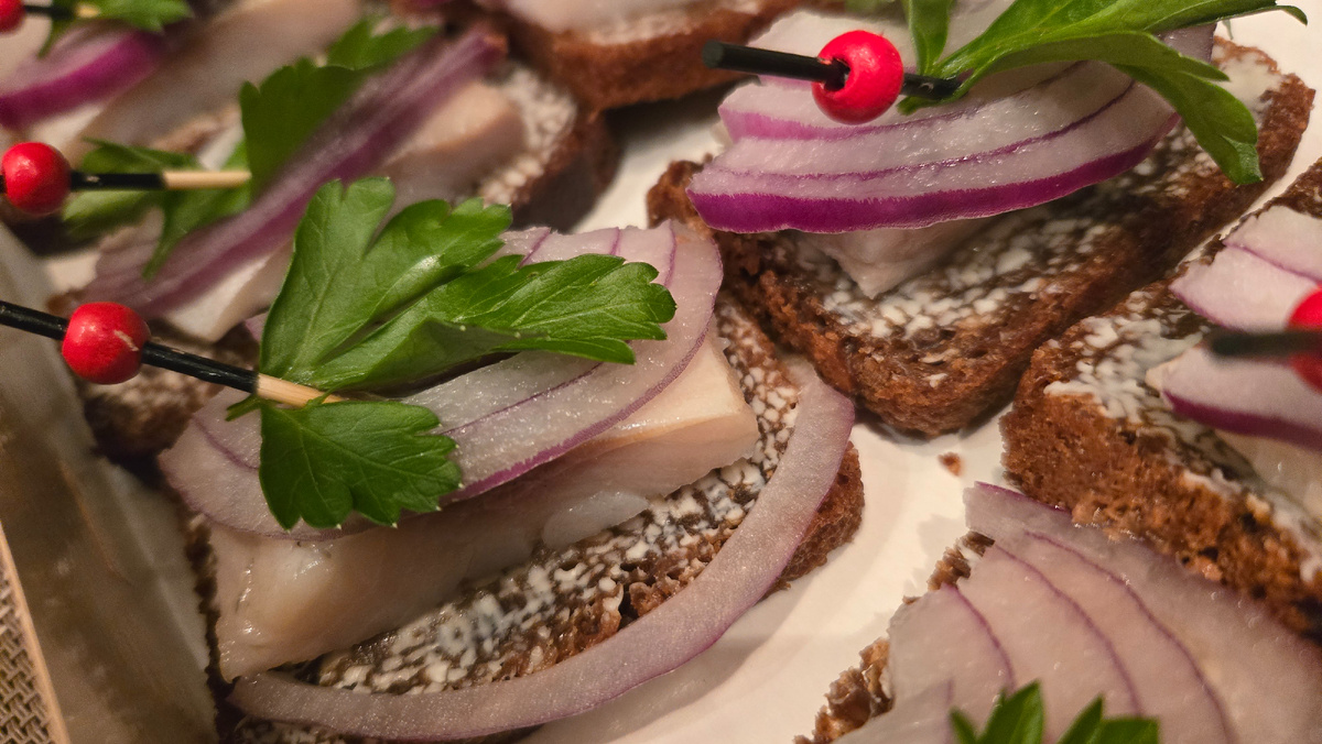 Бутерброд с селедочкой и лучком