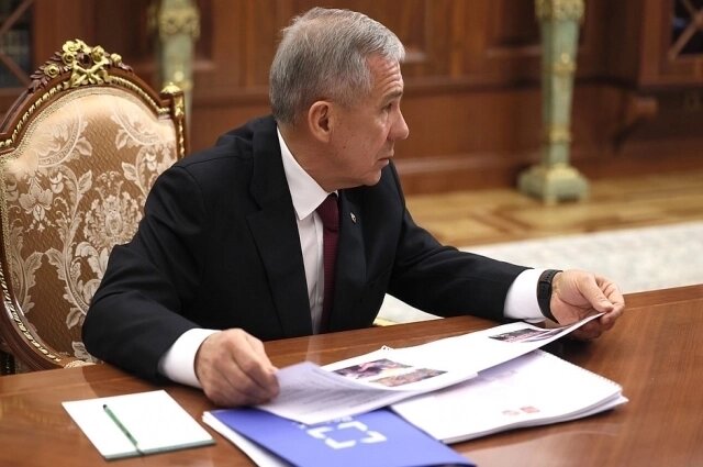    Минниханов на встречу подготовил шесть альбомов. Фото: пресс-служба Кремля