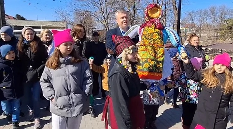    В Крыму чучело Масленицы сделали из татарской лепешки. И скормили российско-израильской бегемотихе