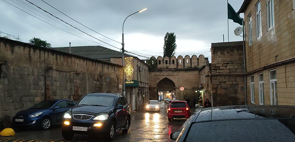 Ул. имени  Крупской, арка в древней стене со стороны улицы Керима Мамедбекова. Дербент. Фото: Книга Приключений