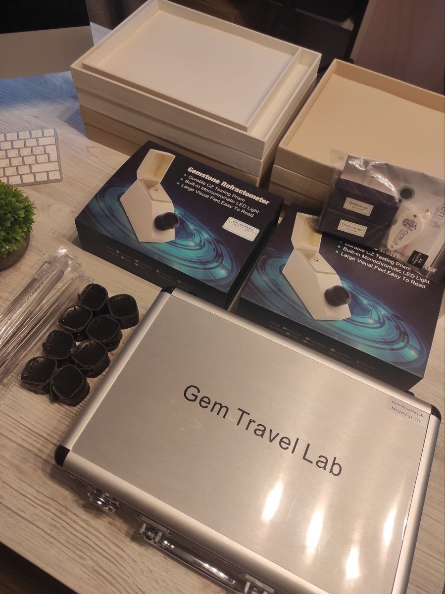 Я закупила геммологические приборы специально для учеников на геммологическом интенсиве. Уже провела 3 интенсива, но до сих пор пребываю в минусе. Приборы и расходники очень дорогие.