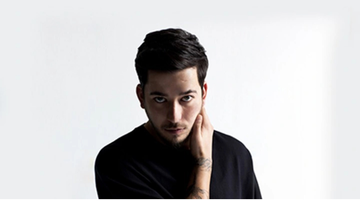 Махмут Орхан. Диджей родом из Турции. Стеллиумный 10-домный Козерог. В Козероге в 10 доме сразу четыре планеты: Солнце, Нептун, Уран и Меркурий. Ну и Сатурн в Водолее в 11-м доме для полноты счастья. Начал работать диджеем с 15 лет и постепенно добился в этом деле колоссальных успехов. Спустя 17 лет — музыкальная звезда с мировым именем. 