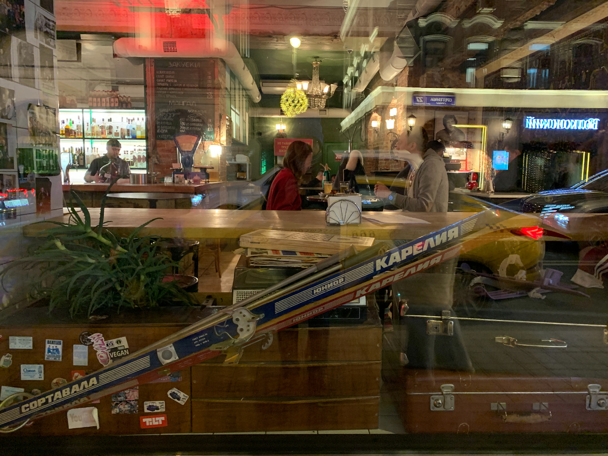 Вид через витрину Алко-буфета