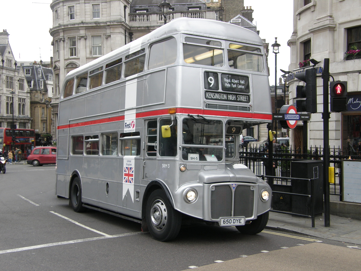 Еще один старый двухпалубник необычного стального цвета в центре Лондона. Старые автобусы можно встретить только на двух маршрутах – 9 и 15. Фото автора