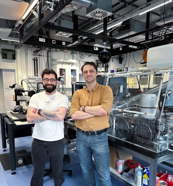 Аспирант ISTA Хуан Карлос Собарсо и доцент Скотт Вайтукайтис в лаборатории.