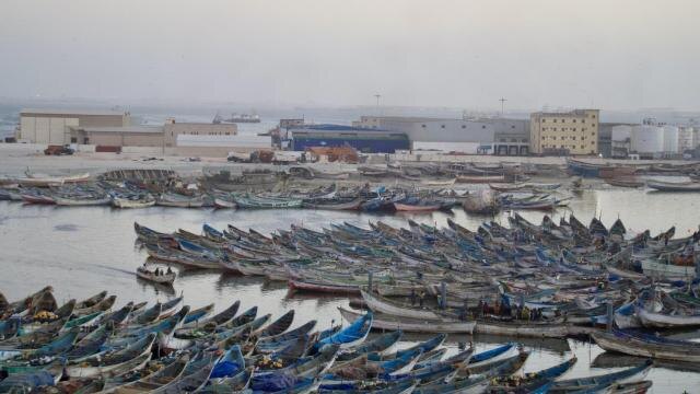 В порту Нуадибу стоят те самые рыболовные каюки, которые впоследствии продаются для нелегальной перевозки мигрантов на Канарские острова.