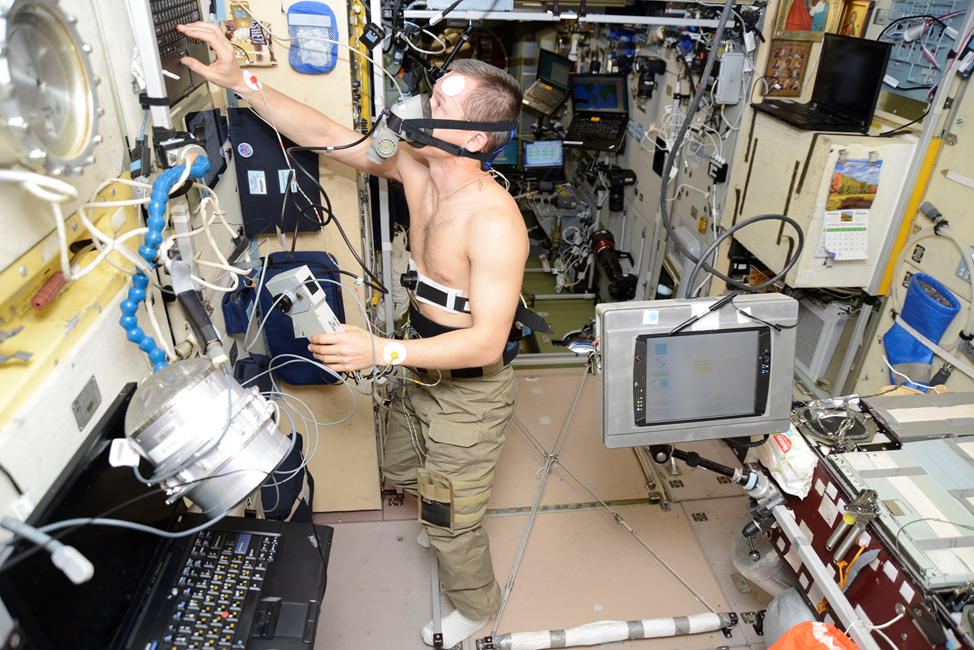 Космонавт проводит медицинские исследования на МКС. Фото: Роскосмос