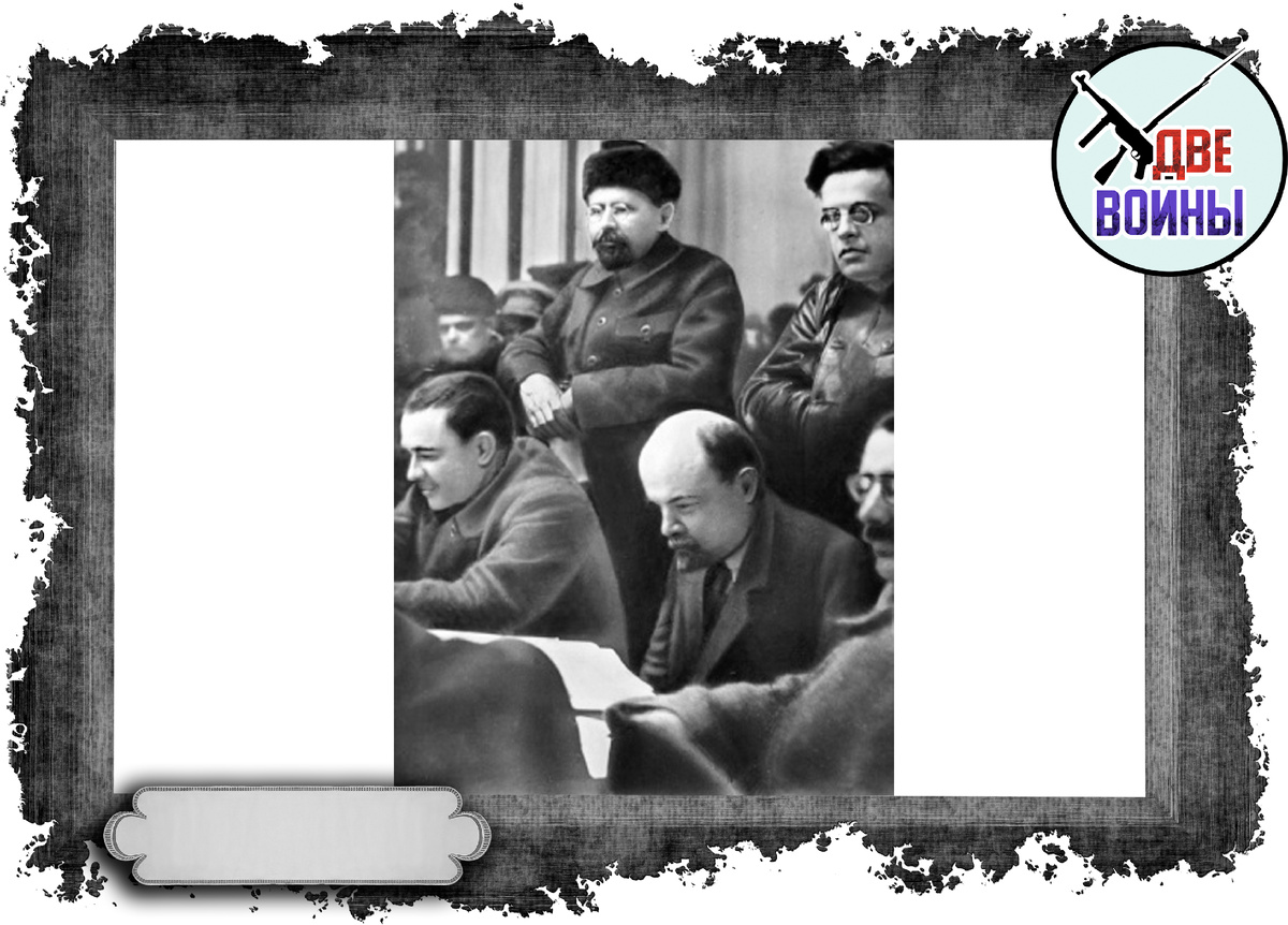 Крестинский стоит за Лениным. Фото в открытом доступе.