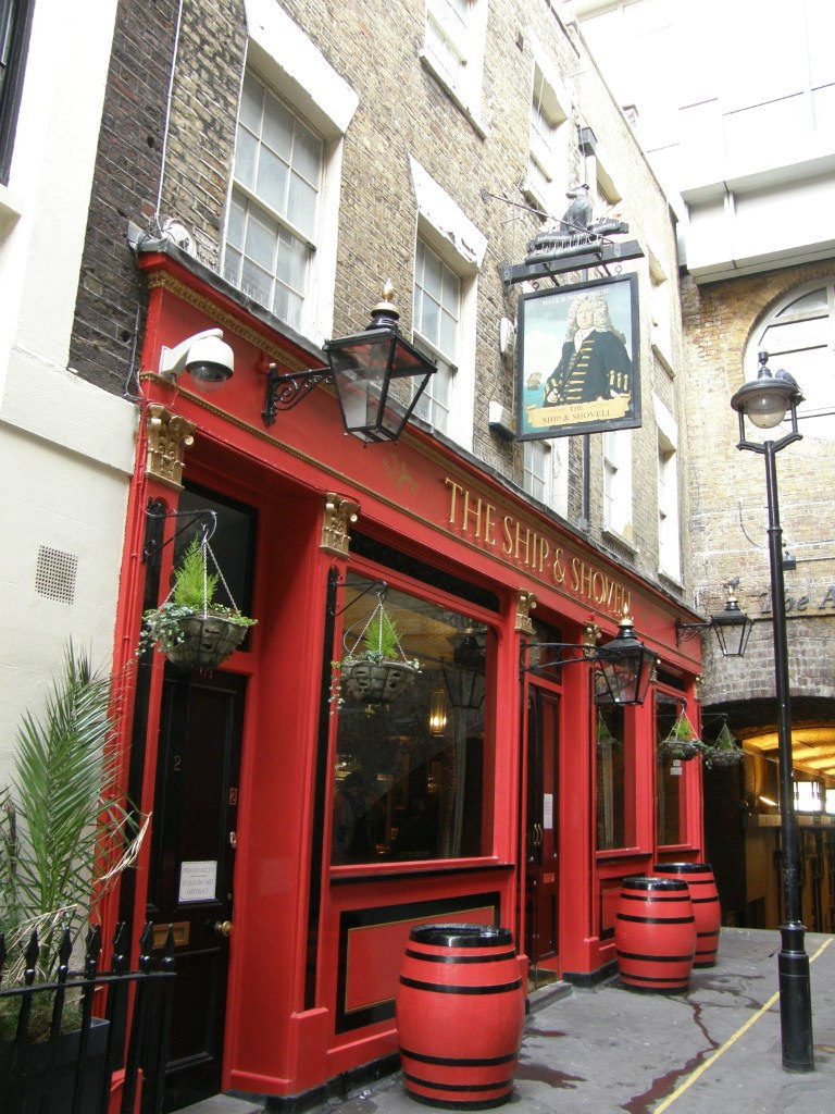 THE SHIP & SHOVELL. 2 Craven Passage, Charing Cross, London WC2N 5NF. Фото автора