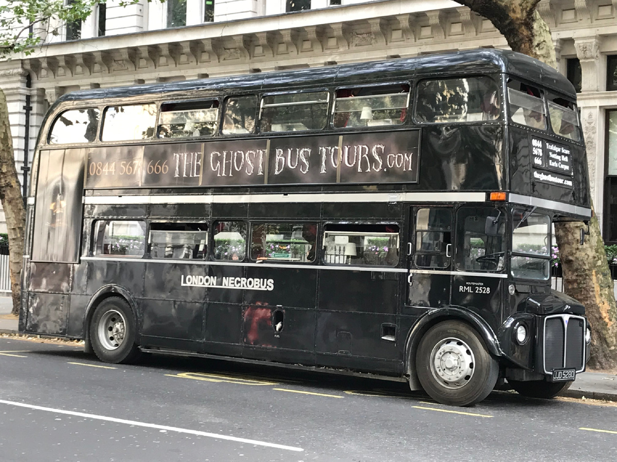 Единственный старый двухпалубник черного цвета служит экскурсионным автобусом. Фото автора