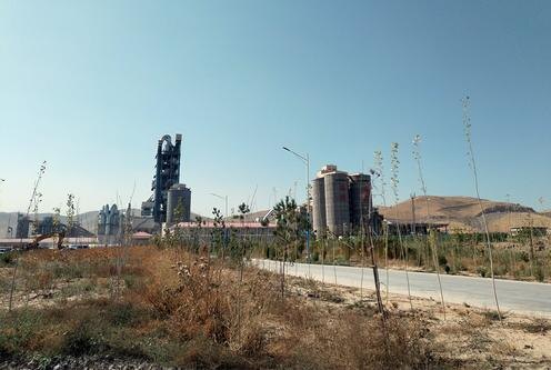 Вид на цементный завод Toshkent Conch Cement. Фото авторов